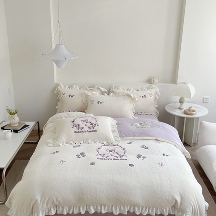 91家纺网 家纺一手货源 找家纺 眠屿家纺 2023新款加厚高克重牛奶绒花边四件套 花边兔子花园-白