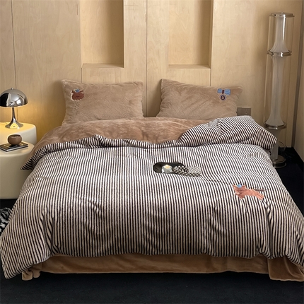 91家纺网 家纺一手货源 找家纺 （总）桔子家纺 2023新款精致刺绣兔兔绒卡通四件套--艺术家与狗