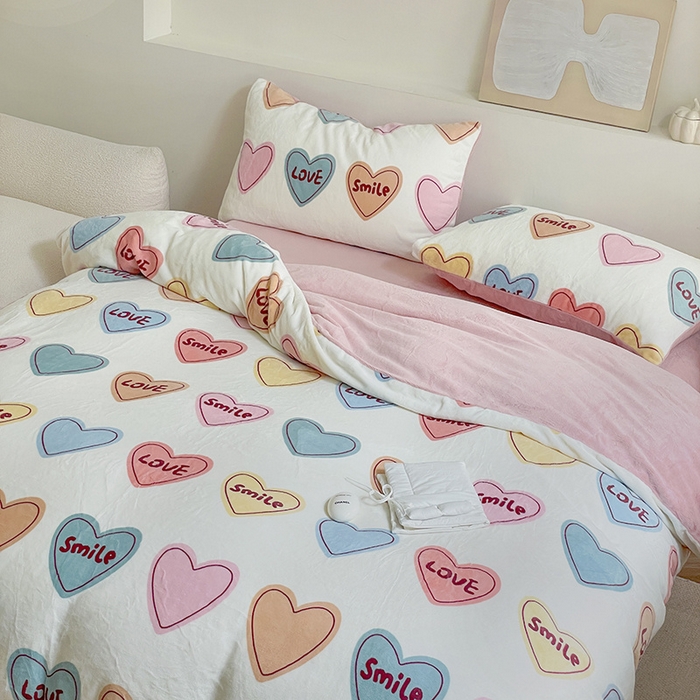 91家纺网 家纺一手货源 找家纺 窝米 2023冬季新品高克重牛奶绒四件套系列 彩虹爱心