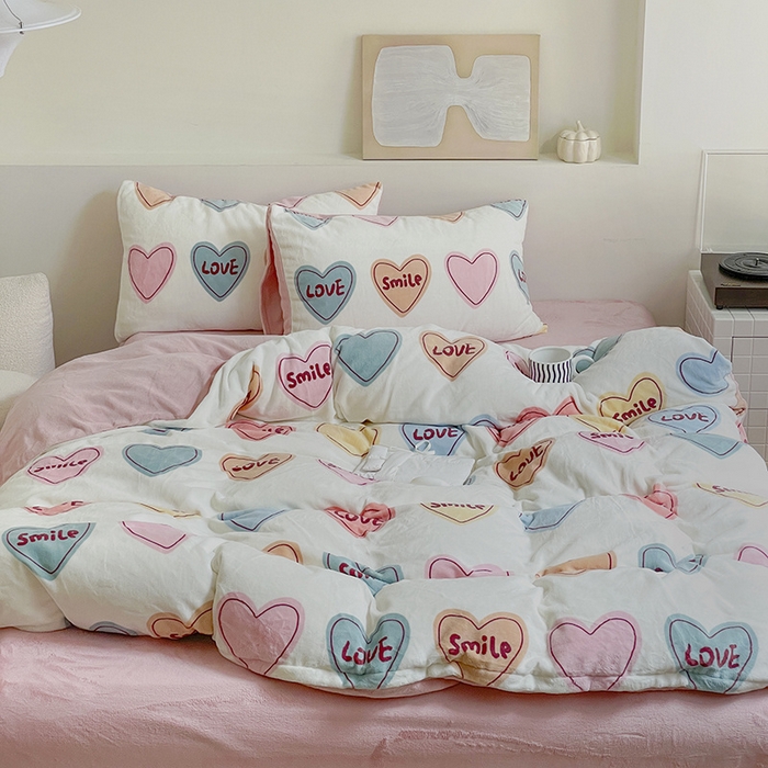 91家纺网 家纺一手货源 找家纺 窝米 2023冬季新品高克重牛奶绒四件套系列 彩虹爱心