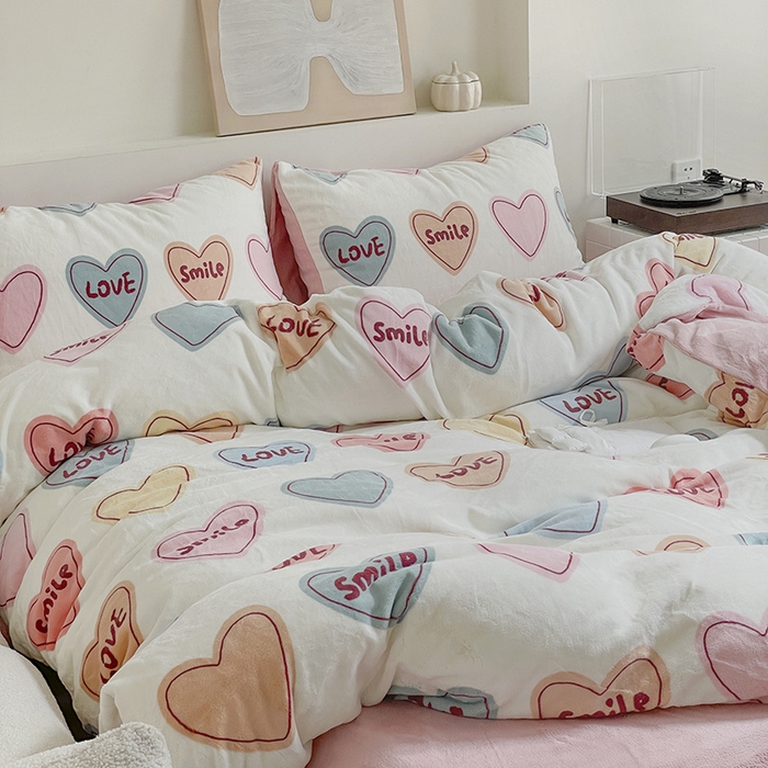 91家纺网 家纺一手货源 找家纺 窝米 2023冬季新品高克重牛奶绒四件套系列 彩虹爱心