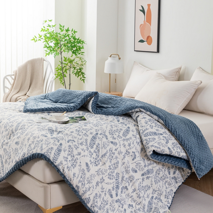 91家纺网 家纺一手货源 找家纺 爱宝被业 2025新款棉麻双层纱豆豆绒被芯 叶语情深-蓝