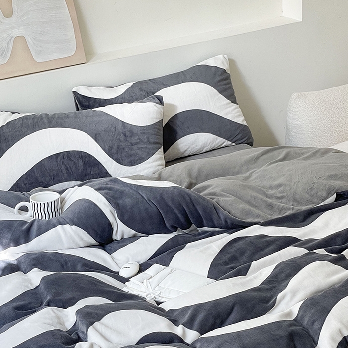 91家纺网 家纺一手货源 找家纺 窝米 2023冬季新品高克重牛奶绒四件套系列 条纹前沿