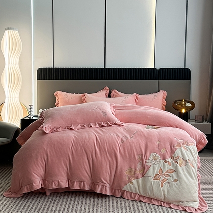 91家纺网 家纺一手货源 找家纺 卡初家居（原微来） 2023新款牛奶绒绣花系列套件-欣然花开 欣然花开-粉玉