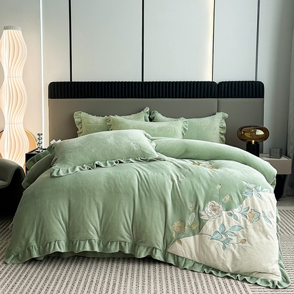 91家纺网 家纺一手货源 找家纺 （总）卡初家居（原微来） 2023新款牛奶绒绣花系列套件-欣然花开