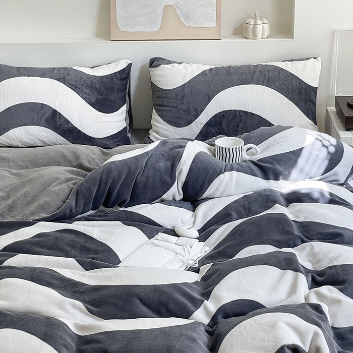 91家纺网 家纺一手货源 找家纺 窝米 2023冬季新品高克重牛奶绒四件套系列 条纹前沿