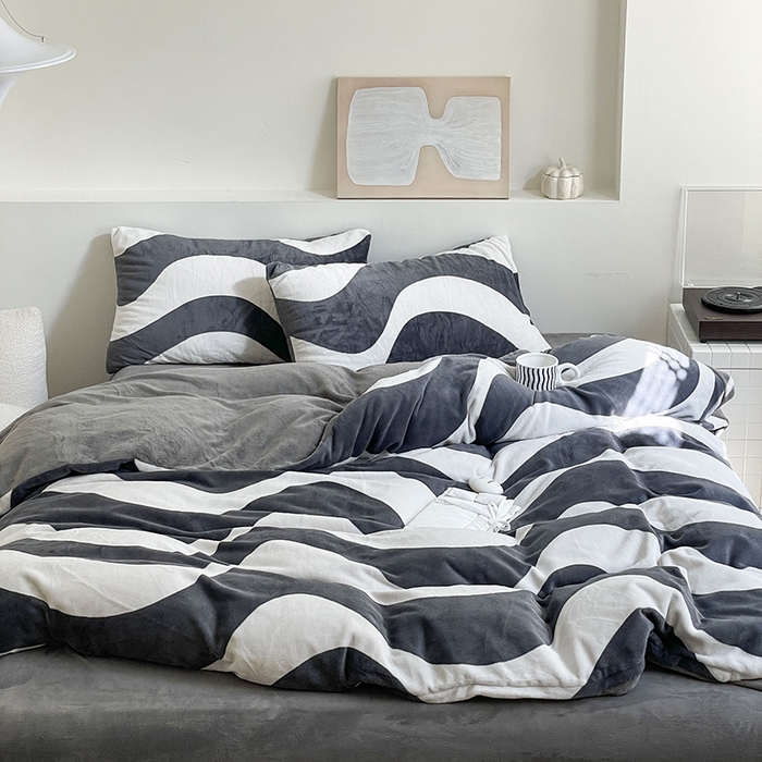 91家纺网 家纺一手货源 找家纺 窝米 2023冬季新品高克重牛奶绒四件套系列 条纹前沿