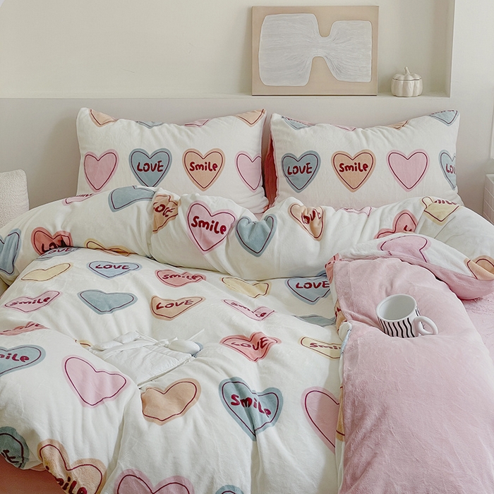 91家纺网 家纺一手货源 找家纺 窝米 2023冬季新品高克重牛奶绒四件套系列 彩虹爱心