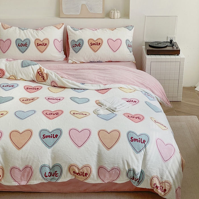 91家纺网 家纺一手货源 找家纺 窝米 2023冬季新品高克重牛奶绒四件套系列 彩虹爱心