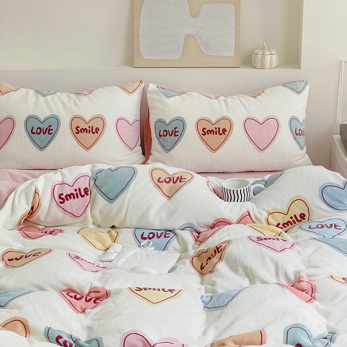 91家纺网 家纺一手货源 找家纺 窝米 2023冬季新品高克重牛奶绒四件套系列 彩虹爱心