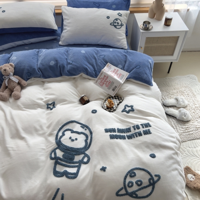 91家纺网 家纺一手货源 找家纺 三朵家纺 2023新款高克重牛奶绒毛巾绣绣花四件套 宇航员