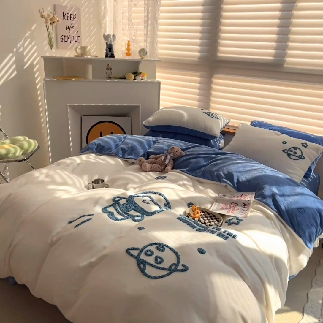 91家纺网 家纺一手货源 找家纺 三朵家纺 2023新款高克重牛奶绒毛巾绣绣花四件套 宇航员