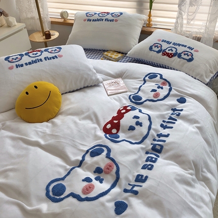 91家纺网 家纺一手货源 找家纺 三朵家纺 2023新款高克重牛奶绒毛巾绣绣花四件套 三只熊蓝