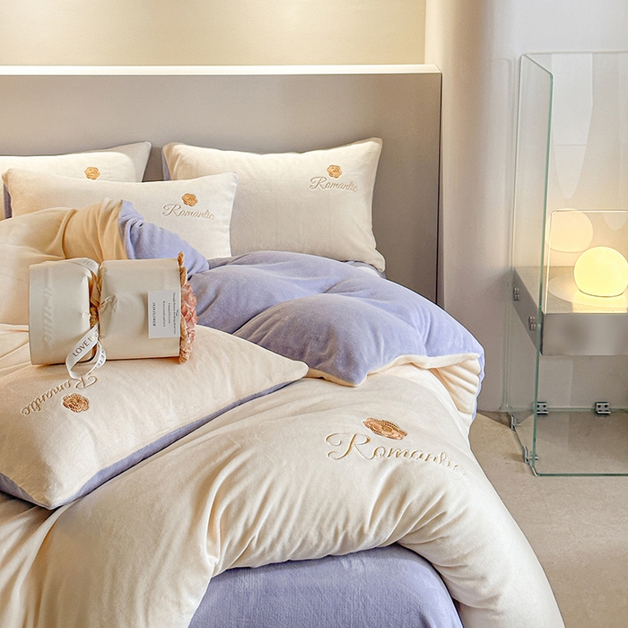 91家纺网 家纺一手货源 找家纺 木堇家居 2023新款高克重刺绣牛奶绒四件套-遇见 遇见-奶白配紫