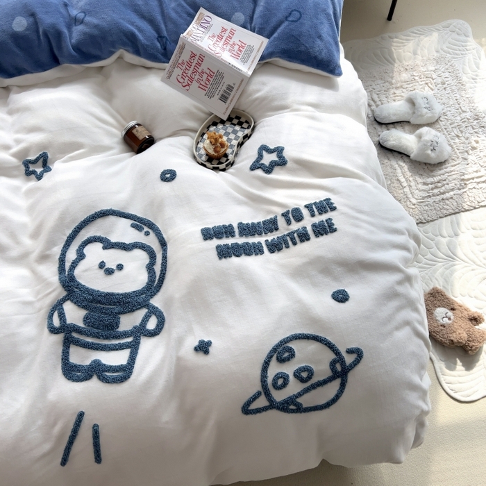 91家纺网 家纺一手货源 找家纺 三朵家纺 2023新款高克重牛奶绒毛巾绣绣花四件套 宇航员