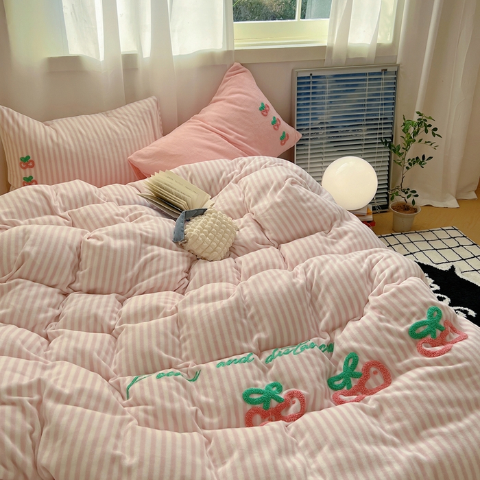 91家纺网 家纺一手货源 找家纺 （总）三朵家纺 2023新款高克重牛奶绒毛巾绣绣花四件套