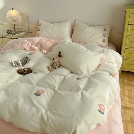 91家纺网 家纺一手货源 找家纺 三朵家纺 2023新款高克重牛奶绒毛巾绣绣花四件套 莫奈花园