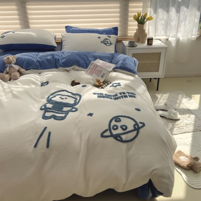 91家纺网 家纺一手货源 找家纺 三朵家纺 2023新款高克重牛奶绒毛巾绣绣花四件套 宇航员