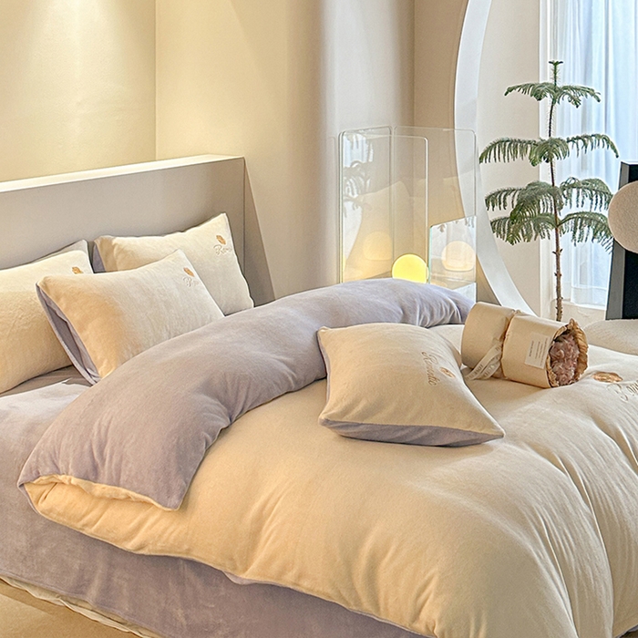 91家纺网 家纺一手货源 找家纺 木堇家居 2023新款高克重刺绣牛奶绒四件套-遇见 遇见-奶白配紫