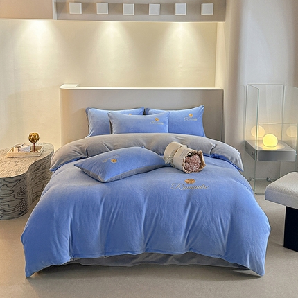 91家纺网 家纺一手货源 找家纺 木堇家居 2023新款高克重刺绣牛奶绒四件套-遇见 遇见-天蓝配灰