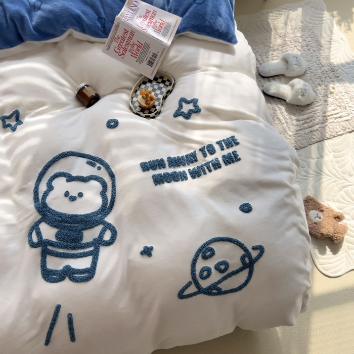 91家纺网 家纺一手货源 找家纺 三朵家纺 2023新款高克重牛奶绒毛巾绣绣花四件套 宇航员