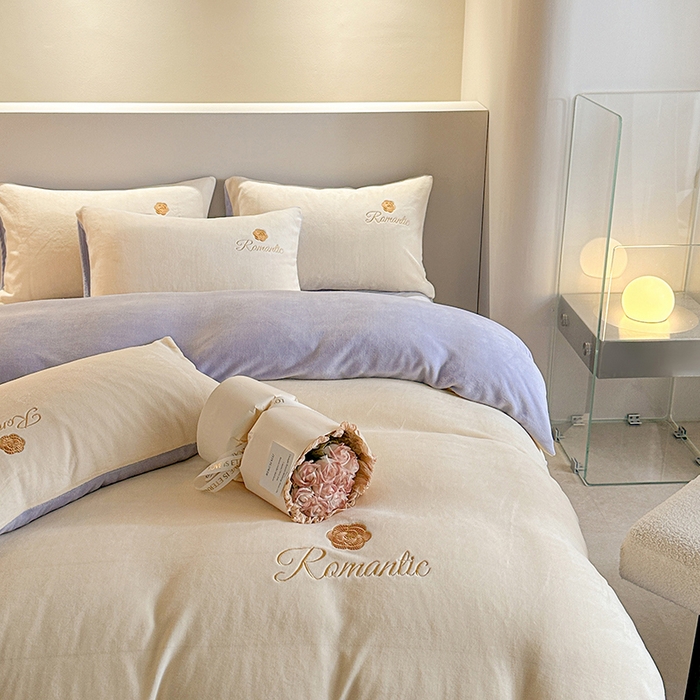 91家纺网 家纺一手货源 找家纺 木堇家居 2023新款高克重刺绣牛奶绒四件套-遇见 遇见-奶白配紫