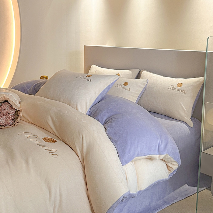 91家纺网 家纺一手货源 找家纺 木堇家居 2023新款高克重刺绣牛奶绒四件套-遇见 遇见-奶白配紫