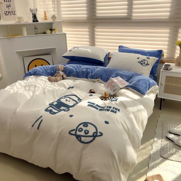 91家纺网 家纺一手货源 找家纺 三朵家纺 2023新款高克重牛奶绒毛巾绣绣花四件套 宇航员