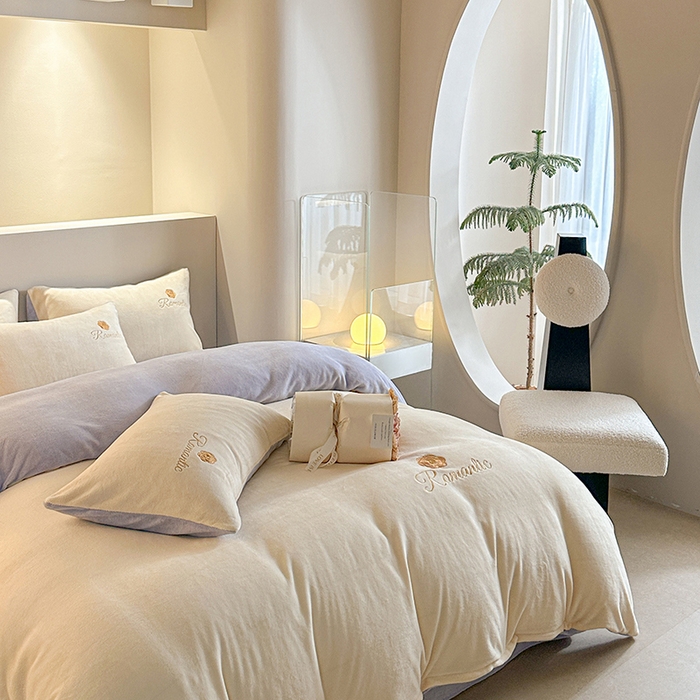 91家纺网 家纺一手货源 找家纺 木堇家居 2023新款高克重刺绣牛奶绒四件套-遇见 遇见-奶白配紫