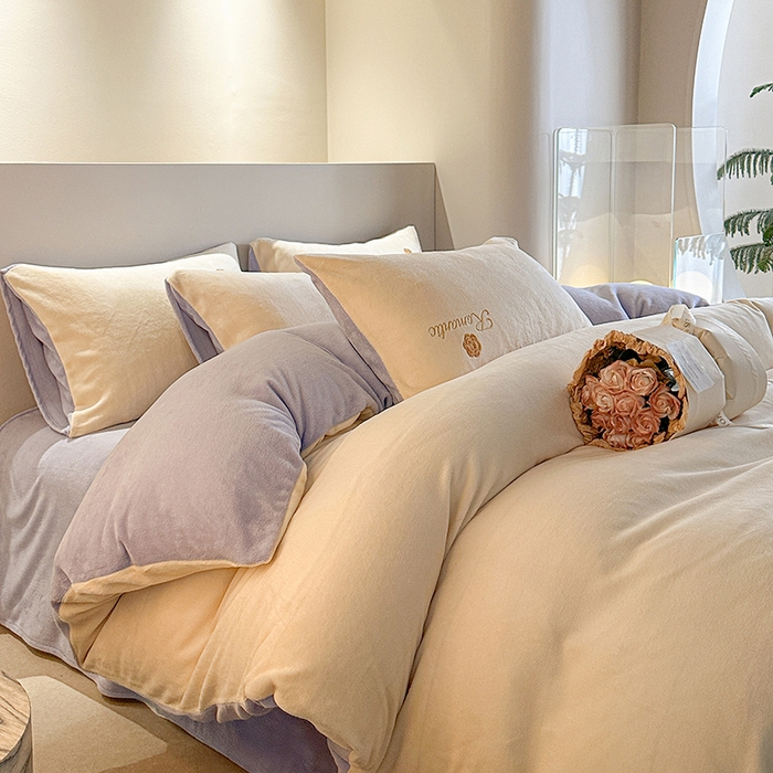 91家纺网 家纺一手货源 找家纺 木堇家居 2023新款高克重刺绣牛奶绒四件套-遇见 遇见-奶白配紫