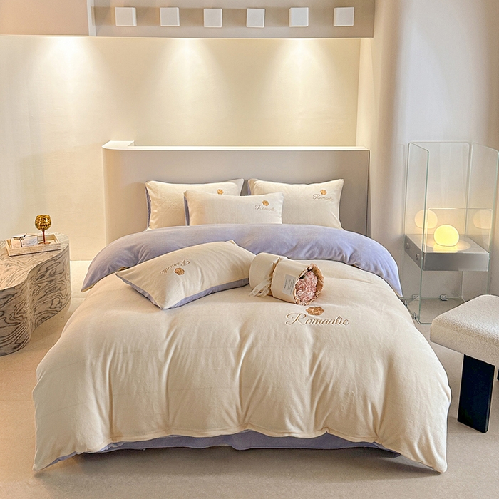 91家纺网 家纺一手货源 找家纺 木堇家居 2023新款高克重刺绣牛奶绒四件套-遇见 遇见-奶白配紫