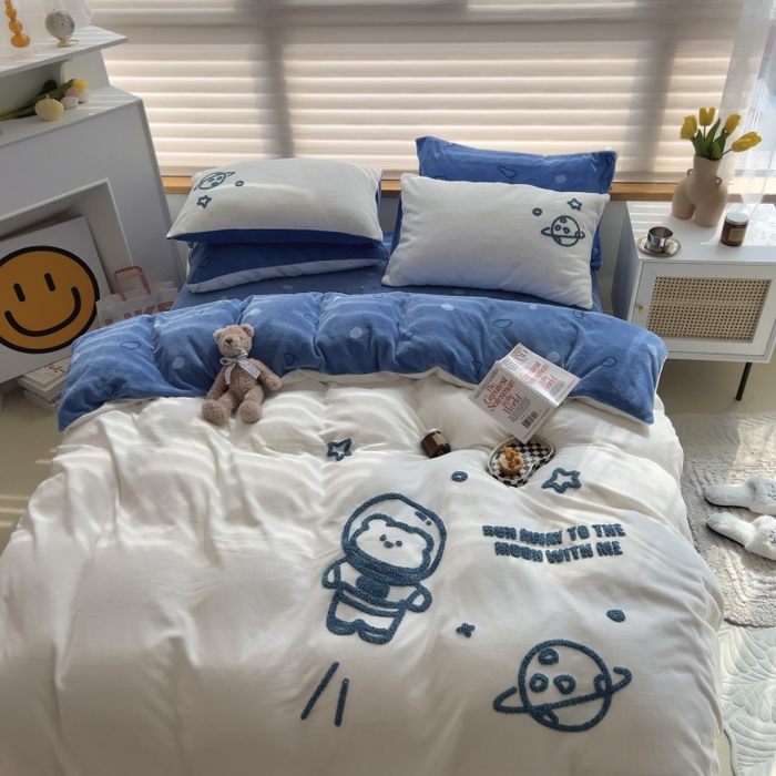 91家纺网 家纺一手货源 找家纺 三朵家纺 2023新款高克重牛奶绒毛巾绣绣花四件套 宇航员