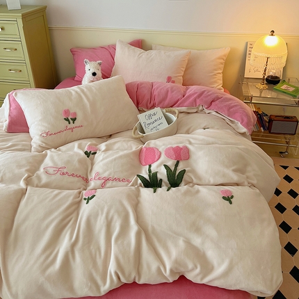 91家纺网 家纺一手货源 找家纺 三朵家纺 2023新款高克重牛奶绒毛巾绣绣花四件套 郁金香-粉