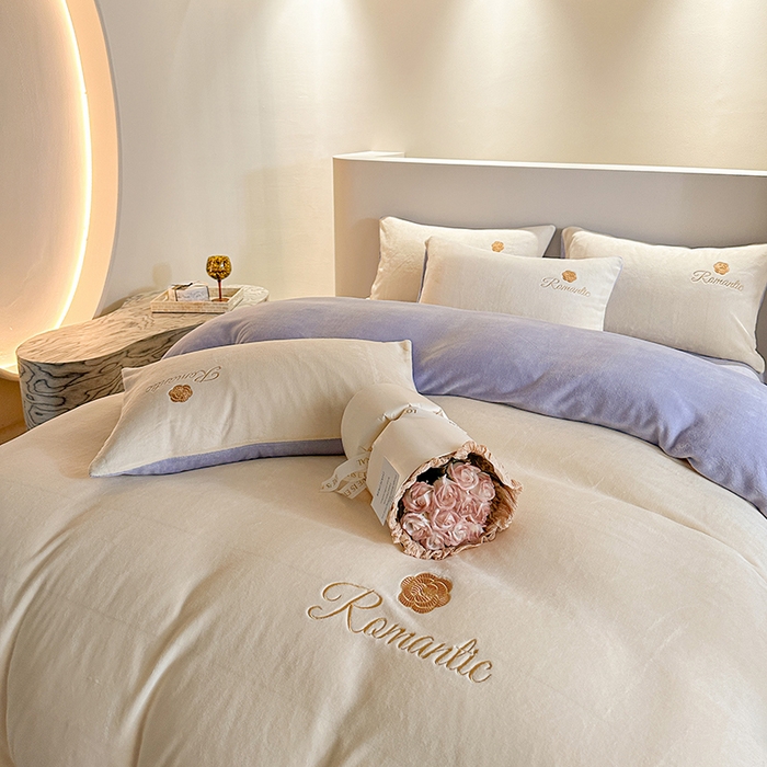 91家纺网 家纺一手货源 找家纺 木堇家居 2023新款高克重刺绣牛奶绒四件套-遇见 遇见-奶白配紫