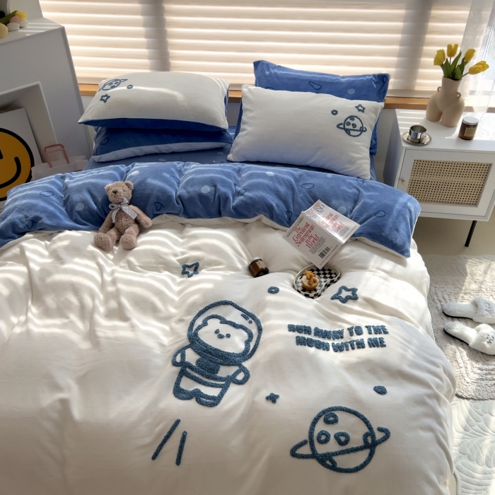 91家纺网 家纺一手货源 找家纺 三朵家纺 2023新款高克重牛奶绒毛巾绣绣花四件套 宇航员