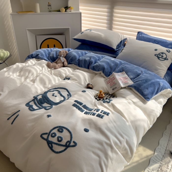 91家纺网 家纺一手货源 找家纺 三朵家纺 2023新款高克重牛奶绒毛巾绣绣花四件套 宇航员