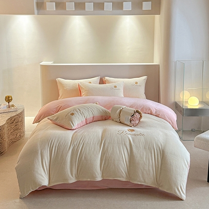 91家纺网 家纺一手货源 找家纺 木堇家居 2023新款高克重刺绣牛奶绒四件套-遇见 遇见-奶白配粉