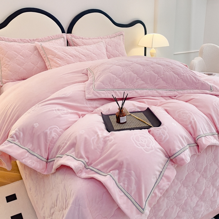 91家纺网 家纺一手货源 找家纺 优乐家纺 2025新款高克重宝宝绒夹棉床盖四件套 爱丽丝-爱情粉