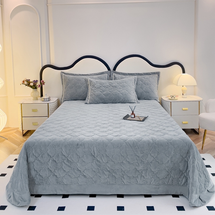 91家纺网 家纺一手货源 找家纺 优乐家纺 2025新款高克重宝宝绒夹棉床盖系列三件套 爱丽丝-贵族灰