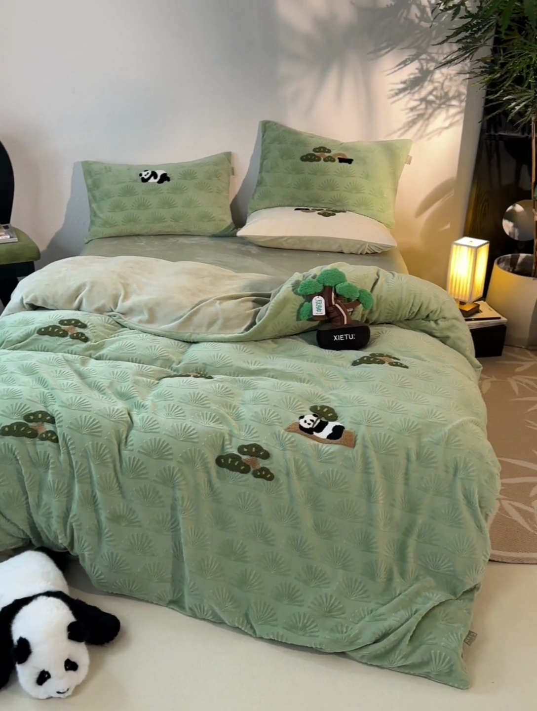 91家纺网 家纺一手货源 找家纺 安莱生活 2023新款雕花绒牛奶绒毛巾绣“青松躺平”四件套放青松-翠松