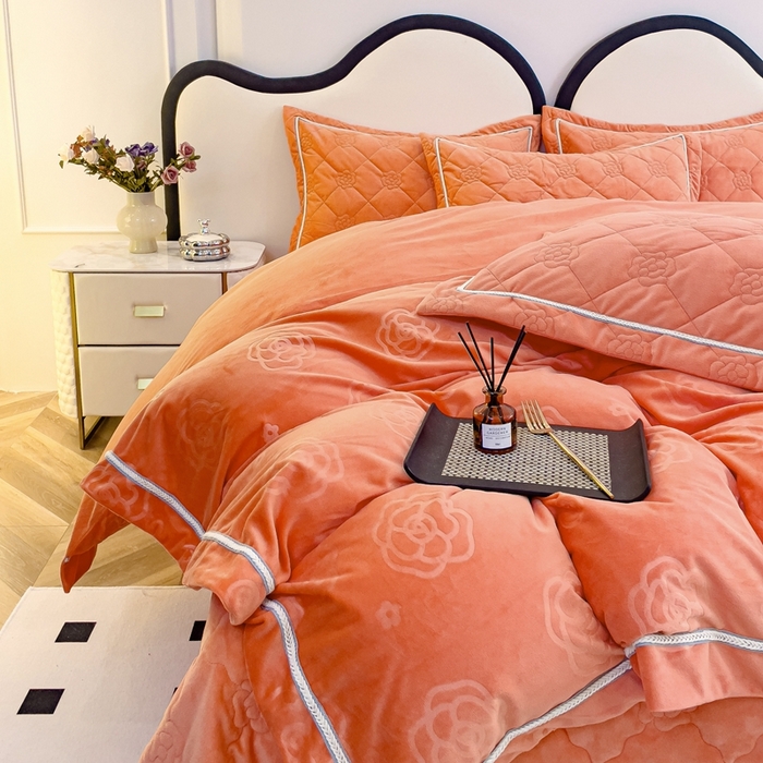 91家纺网 家纺一手货源 找家纺 优乐家纺 2025新款高克重宝宝绒夹棉床盖四件套 爱丽丝-香橙橘