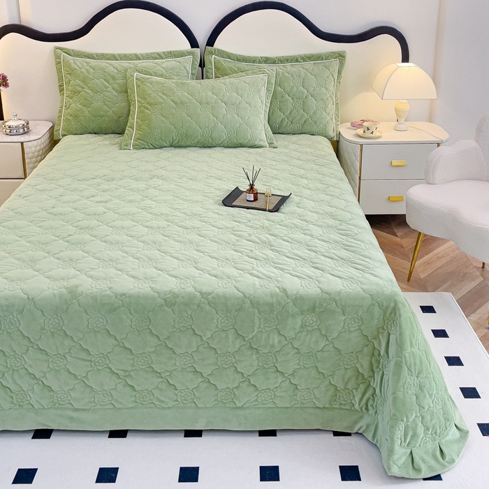 91家纺网 家纺一手货源 找家纺 优乐家纺 2025新款高克重宝宝绒夹棉床盖系列三件套 爱丽丝-青春绿