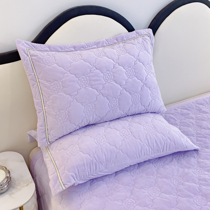 91家纺网 家纺一手货源 找家纺 优乐家纺 2025新款高克重宝宝绒夹棉床盖系列三件套 爱丽丝-浪漫紫