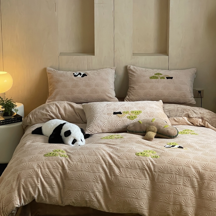 91家纺网 家纺一手货源 找家纺 安莱生活 2023新款雕花绒牛奶绒毛巾绣青松躺平四件套 放青松-棕松