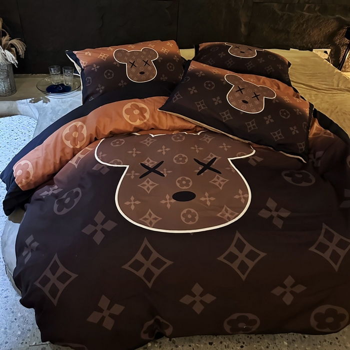 91家纺网 家纺一手货源 找家纺 色鬼 2023新款轻奢潮牌大牌风棉加绒四件套印花牛奶绒四件套 美拉熊