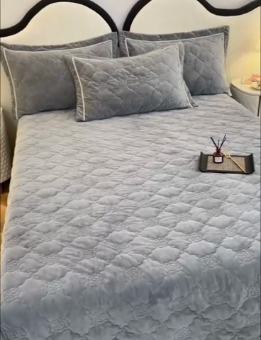 91家纺网 家纺一手货源 找家纺 优乐家纺 2025新款高克重宝宝绒夹棉床盖系列三件套 爱丽丝-贵族灰