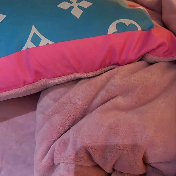 91家纺网 家纺一手货源 找家纺 色鬼 2023新款轻奢潮牌大牌风棉加绒四件套印花牛奶绒四件套 湖蓝熊