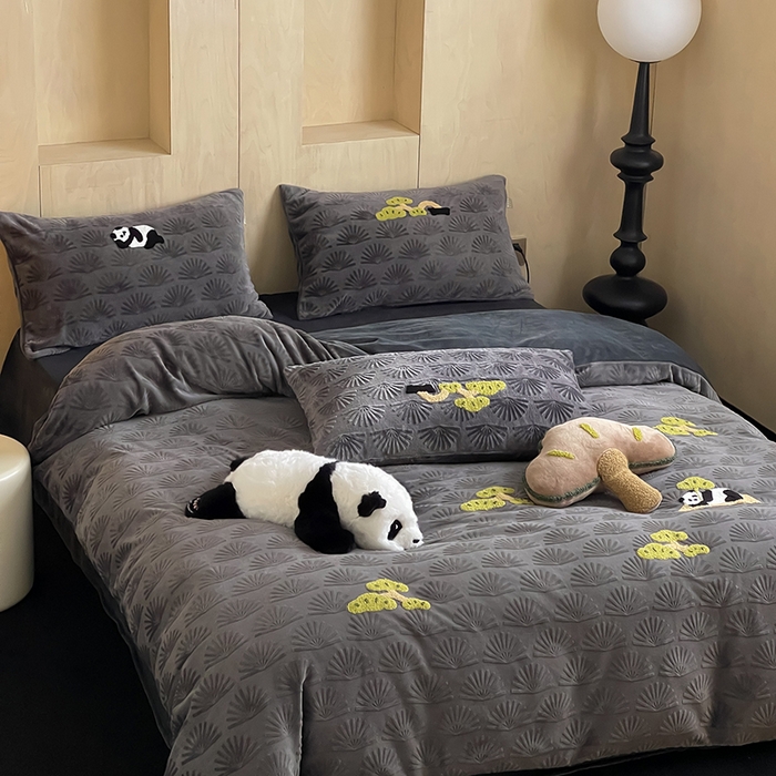 91家纺网 家纺一手货源 找家纺 安莱生活 2023新款雕花绒牛奶绒毛巾绣青松躺平四件套 放青松-黑松