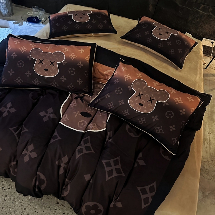 91家纺网 家纺一手货源 找家纺 色鬼 2023新款轻奢潮牌大牌风棉加绒四件套印花牛奶绒四件套 美拉熊