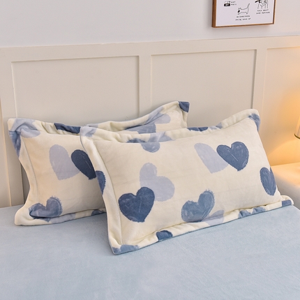 91家纺网 家纺一手货源 找家纺 简一 2024新款高克重牛奶绒迪士尼系列单枕套 怦然心动